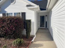 Adorable 3br/2ba W/ Garage 2min walk ECU Health, loma-asunto kohteessa Greenville