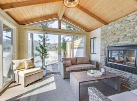 Waterfront Washington Getaway with Hot Tub and Deck!, hotel v destinaci Olympia