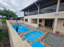 Casa de praia com piscina TOP、Araquariの駐車場付きホテル