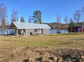 Gorgeous Home In Gustavsfors With Kitchen, holiday home sa Gustavsfors