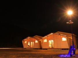 Sloth Glamping, luxury tent in Izumi