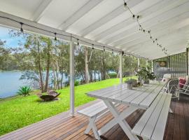 Scenic 4-Bed Lake House 5-min Walk to Avoca Beach, villa in Avoca Beach