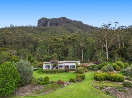 Private luxury in the mountains with running creek, hotel din Lamington