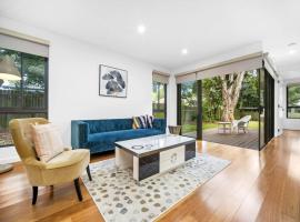 Luxury Retreat & Spacious 4BR House in Willoughby, sumarhús í Sydney