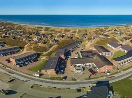6 person holiday home on a holiday park in Ringk bing โรงแรมในRingkøbing