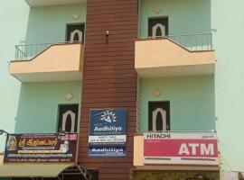 Hotel Aadhitiya: Karaikudi şehrinde bir otel