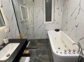 Urban Charm Apt With Jacuzzi