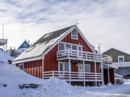 4-bedroom house with sea view and hot tub, cabaña en Ilulissat