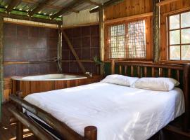 Mantis and Moon Backpackers and Surf Hostel – luksusowy kemping 