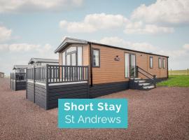 Lodge 14 The Riverwood Close to St Andrews, glamping site in Strathkinness
