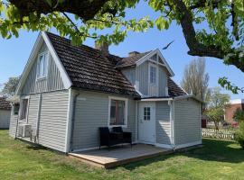 Ģimenes viesnīca Villa Violen belägen i centrala Borgholm, Öland nära badplats. pilsētā Borgholma