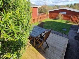 The Lookout - Chalet 32, cottage in Carmarthen