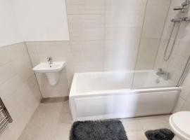 Cozy, comfortable bedroom in a shared flat, within a walking distance of the train station in Wigan Town Centre, hotel en Wigan