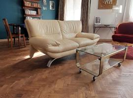 Comfy Appartement 85m2 in a calm area in Montreuil 10min from Paris、モントルイユのホテル