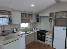 ACCESSIBLE FRIENDLY MODERN Family Caravan Littlesea Haven Weymouth, hotel in Weymouth