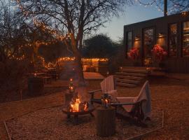 Koppla Cabin, hotel with hot tubs in Felbridge