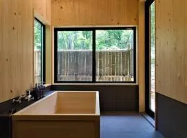 Hinoki no ie - Cottage with natural hot spring in a cypress bathtub