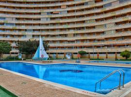 Calpe apartamento nuevo primera línea playa y piscina wifi, hotell i Calpe
