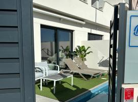 Casa Blu Blu - Your Holidayhome with pool near the Beach!, hotel a Santiago de la Ribera