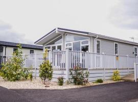 Remarkable 3-Bed Lodge in Honiton, holiday home in Honiton