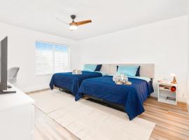 Chic Getaway Life Through Colors BNB w/pool, homestay in Kissimmee