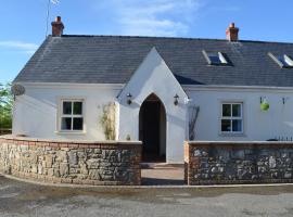 2 Tudor Lodge Cottages Manorbier, holiday home in Manorbier