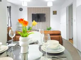 Deluxe 2-bed apartment with free parking, netflix & fast WiFi
