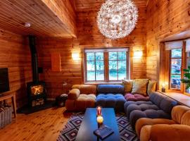 Large Luxury Log Cabin Getaway، فندق رفاهية في باليكونيل