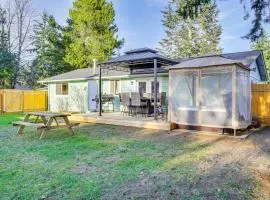 Charming Arlington Home with Hot Tub and Fenced Yard!