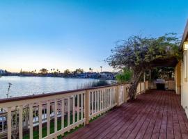 Charming Sunset Lake House with Private Dock, hotel in Discovery Bay