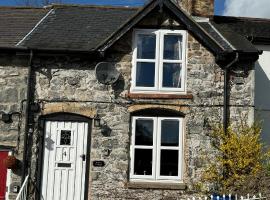 Annie’s Cottage, hotel with parking in Llanrhaeadr-ym-Mochnant