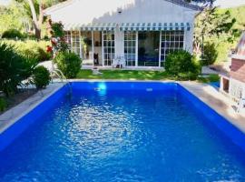 Viesnīca ar autostāvvietu Chalet con piscina El Refugio de Venecia pilsētā El Campillo