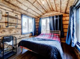 Your Cozy Cabin Retreat, villa in Saint-Rémi-dʼAmherst