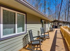 Dog-Friendly North Carolina Abode with Deck and Grill!, villa in Marble