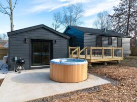New Paltz Zen Wellness Cabin w/ Hot Tub, villa i New Paltz