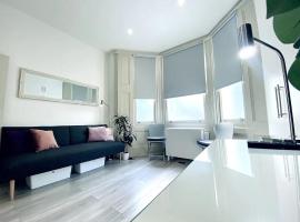 Apt 04 Seaside Serenity Chic Studio Steps to Promenade, lejlighedshotel i Brighton & Hove