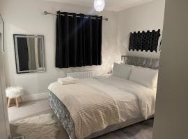 En-suite bedroom in a family home near Gatwick airport and Horley station, hotel din Hookwood