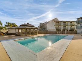 Next to Gulf Shores Public Beach Condo with Pool!、ガルフ・ショアーズのホテル