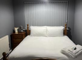 Becky's Lodge - Strictly Single Adult Room Stays - No Double Adult Stays Allowed, hotel din Solihull