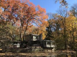 The Pond House, close to Rowayton station, hotell med parkering i Norwalk