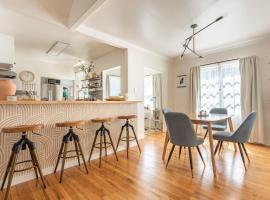 Culver City 1920s Bungalow on Shady Cul-du-Sac, отель в Лос-Анджелесе