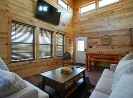 Cozy Modern Lux Cabin Hot Tub FirePit Games