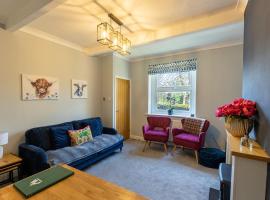 LITTLE RED HOLIDAY HOME - 2 Bed House with Free Parking within West Yorkshire, local access to the Peak District, hôtel à Halifax