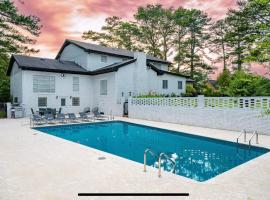 Mansion With Private Pool Basketball & Tennis courts, feriehus i Fayetteville