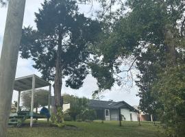 Large home by the water, hotel in Palm Coast