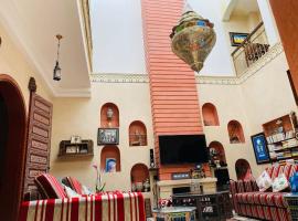 Traditional house (Riad) in the heart of Rabat medina، كوخ في الرباط