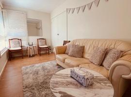 Cosy 3 bedroom family home near beach and shops, hotel in Frankston