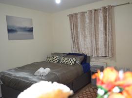 Nice and Cosy Flat in London/Ilford/Barking, United Kingdom, hotell i Barking