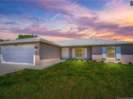 Modern and comfortable new home with hot tub, ξενοδοχείο σε Fort Pierce