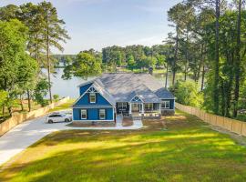 Stunning Lakefront Retreat on Jodeco - Your Perfect Getaway Awaits!, hotel in Jonesboro